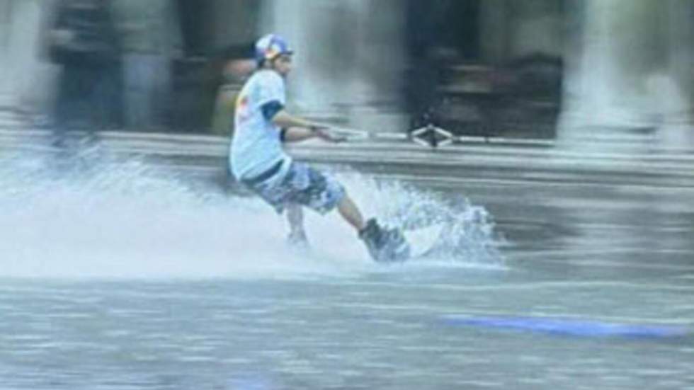 Les Vénitiens font du wakeboarding dans les rues inondées