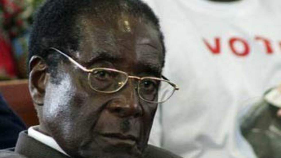 Poussé au départ, Mugabe s'accroche au pouvoir Poussé au départ, Mugabe s'accroche au pouvoir