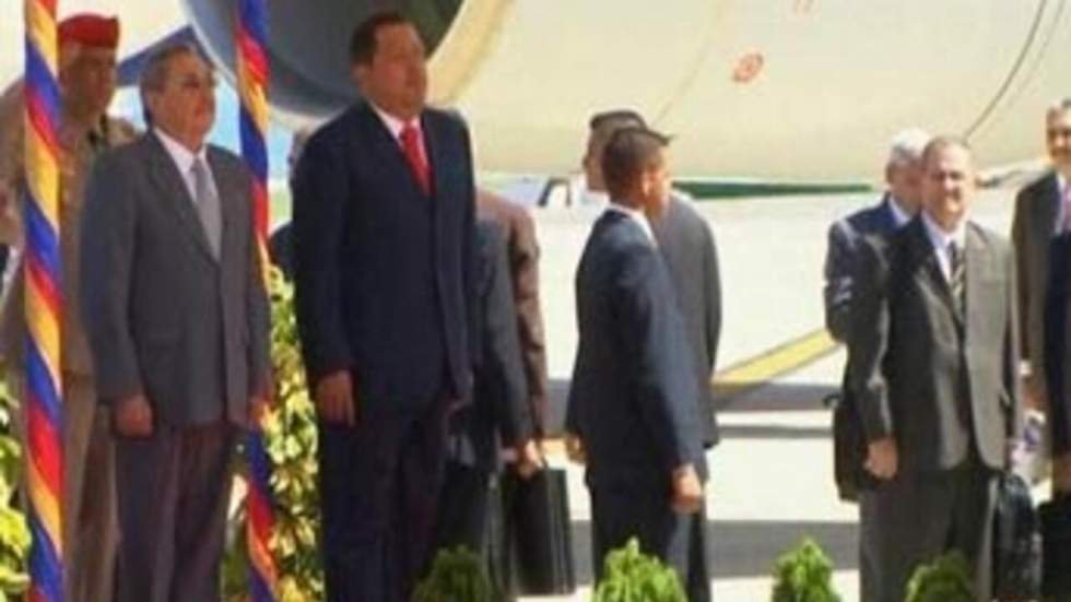 Chavez reçoit Raul Castro avec les honneurs militaires