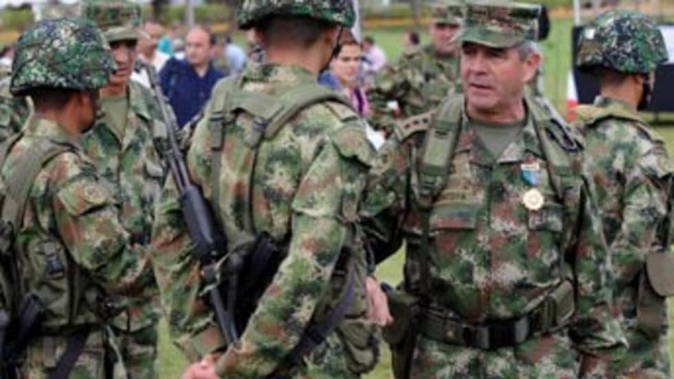 Deux guérilleros des FARC se rendent à la police Deux guérilleros des FARC se rendent à la police