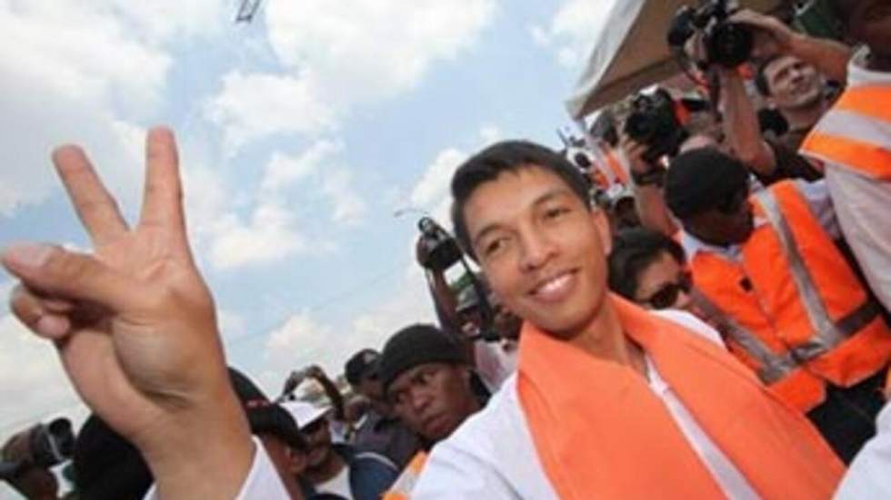 Andry Rajoelina prend la tête d'une "Autorité de transition"