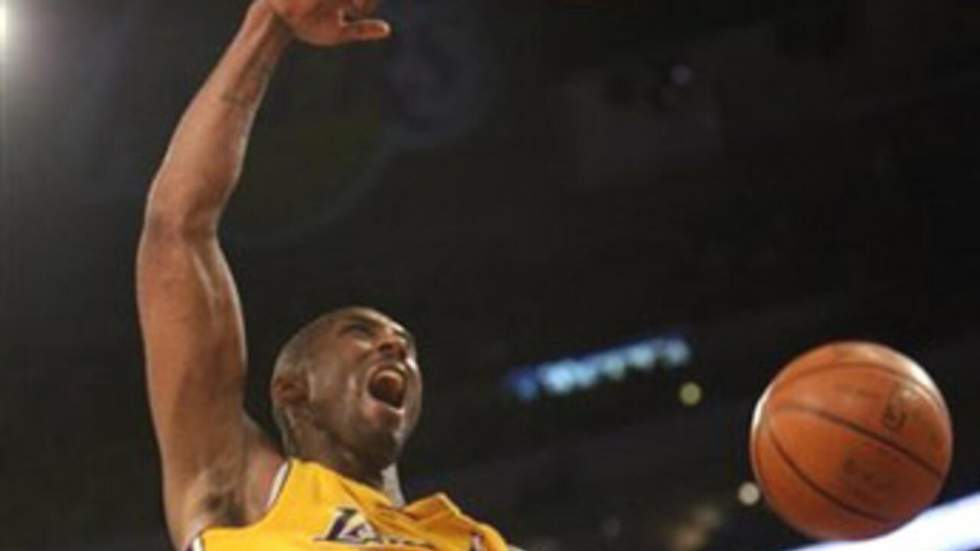 Kobe Bryant franchit les 23 000 points et décroche un record