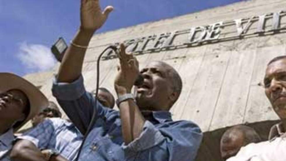 Le mouvement de protestation se durcit aux Antilles Le mouvement de protestation se durcit aux Antilles