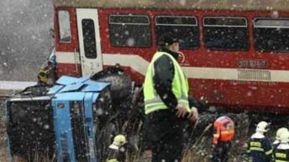 Douze personnes trouvent la mort lors d'une collision entre un train et un bus