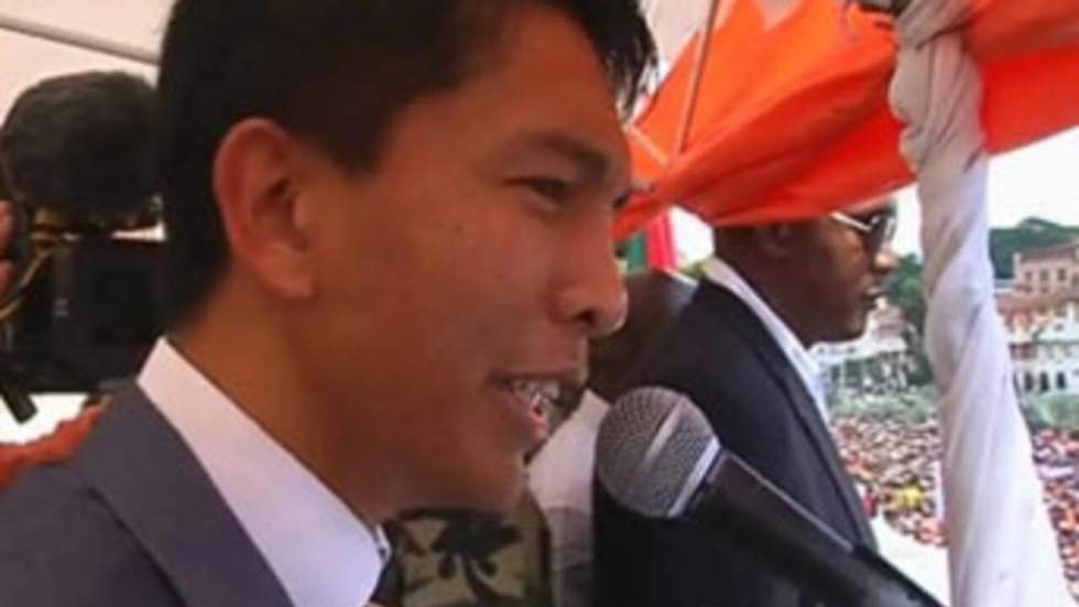 Rajoelina crie victoire, Ravalomanana refuse d'abdiquer