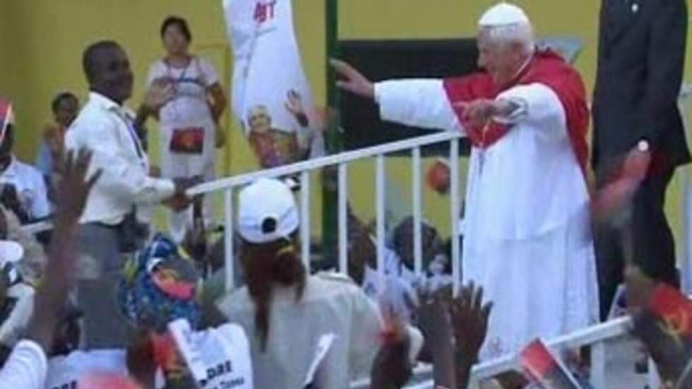 Le pape clôt sa tournée africaine en appelant à lutter contre la pauvreté