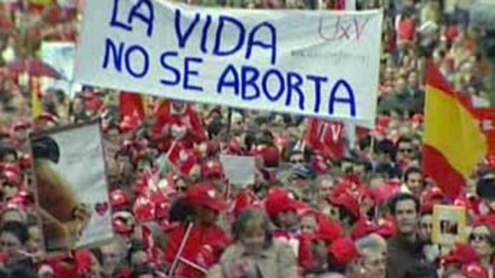 Des dizaines de milliers d'Espagnols manifestent contre l'avortement Des dizaines de milliers d'Espagnols manifestent contre l'avortement