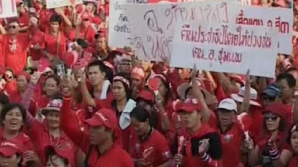 À Bangkok, 100 000 pro-Thaksin manifestent contre le gouvernement