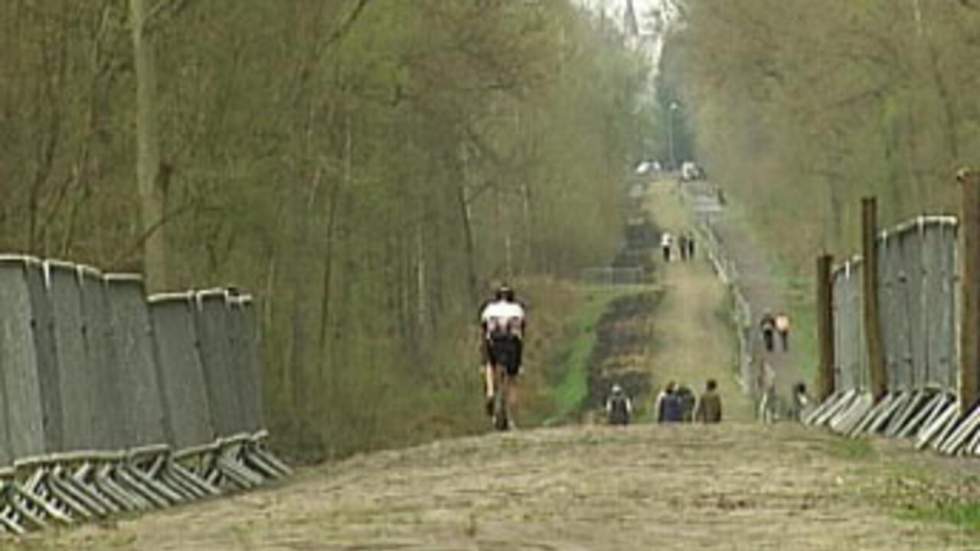 Les coureurs du Paris-Roubaix à l'assaut des pavés du Nord