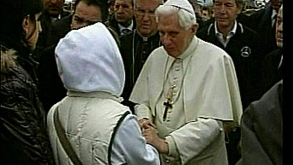 Le pape Benoît XVI rend hommage aux victimes du séisme de L'Aquila