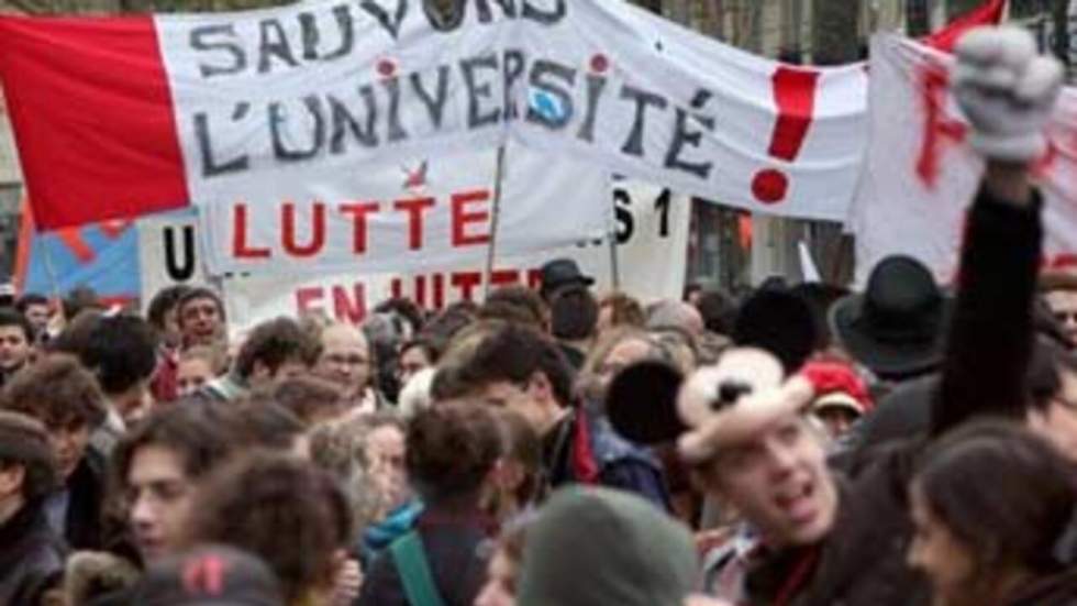 Des étudiants occupent brièvement le ministère