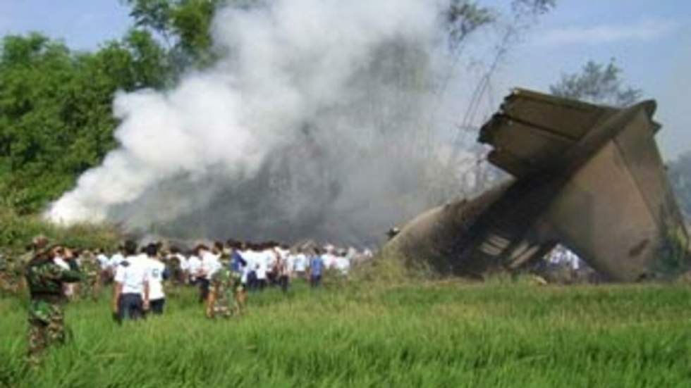 Des dizaines de morts dans le crash d'un avion sur l'île de Java