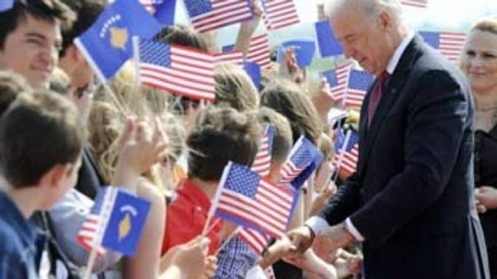 Le vice-président Joe Biden reçu en héros à Pristina