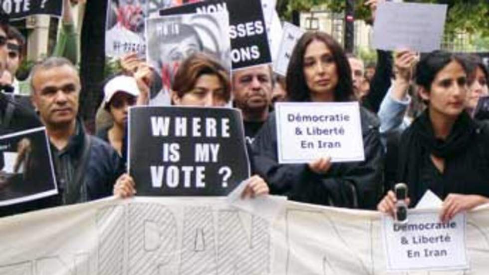 À Paris aussi, les opposants iraniens manifestent leur colère