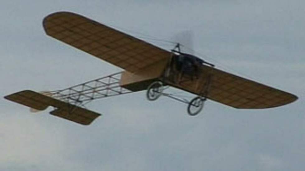 Un avion Blériot réédite l'exploit de la traversée de la Manche de 1909