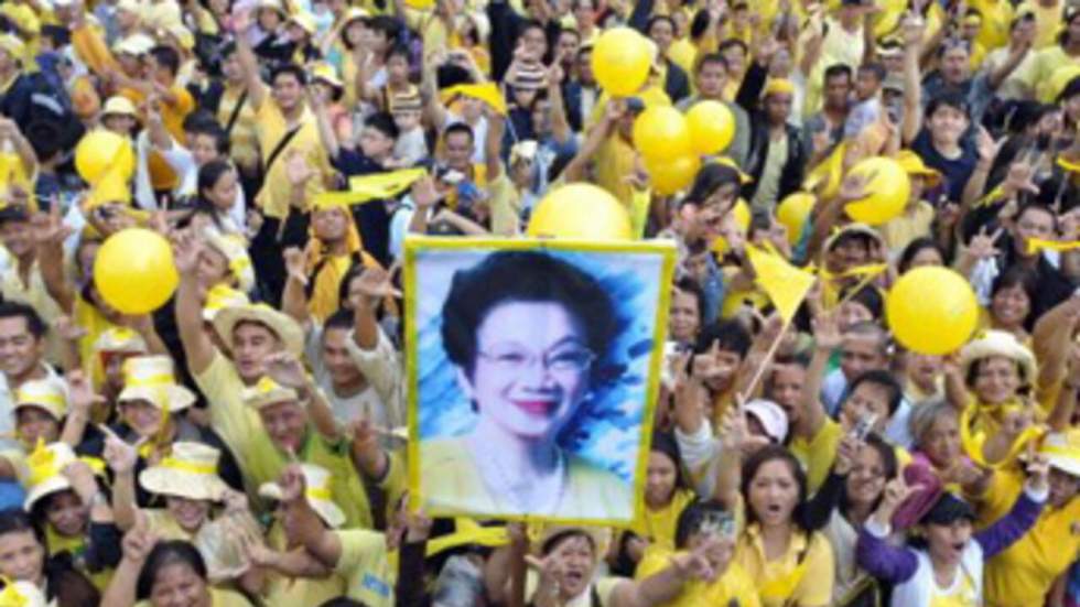 Près de 15 000 Philippins rendent un dernier hommage à Aquino Près de 15 000 Philippins rendent un dernier hommage à Aquino