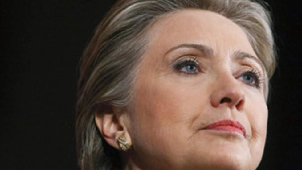 Hillary Clinton poursuit sa tournée africaine et se rend en Angola