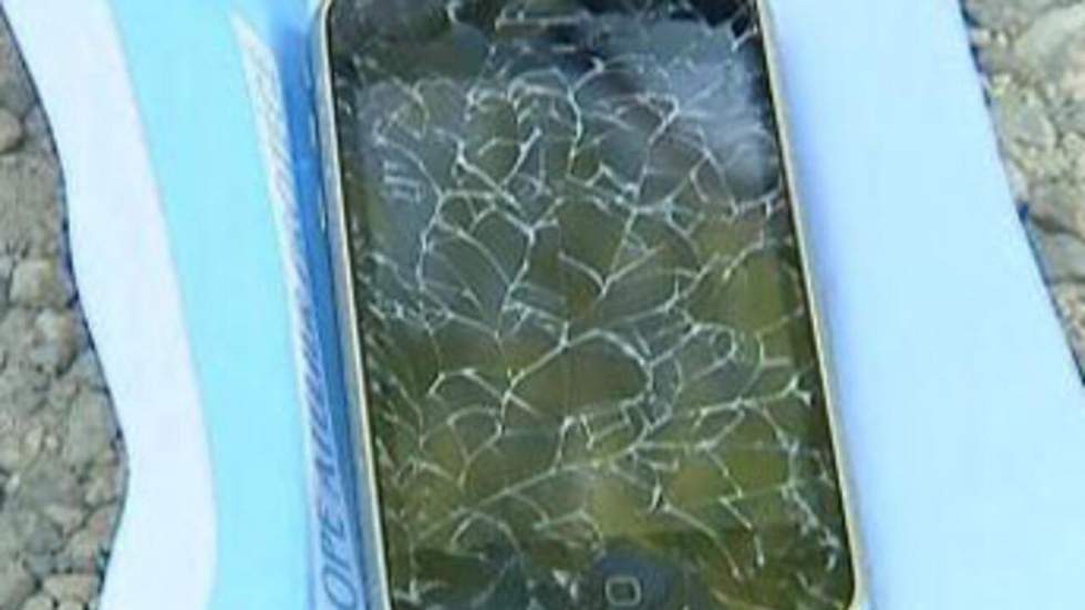 L'écran d'un iPhone éclate et blesse un jeune homme à l'œil