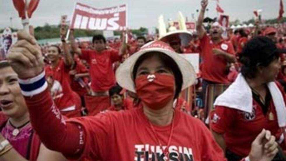 Plus de 30 000 chemises rouges demandent au roi de gracier Thaksin