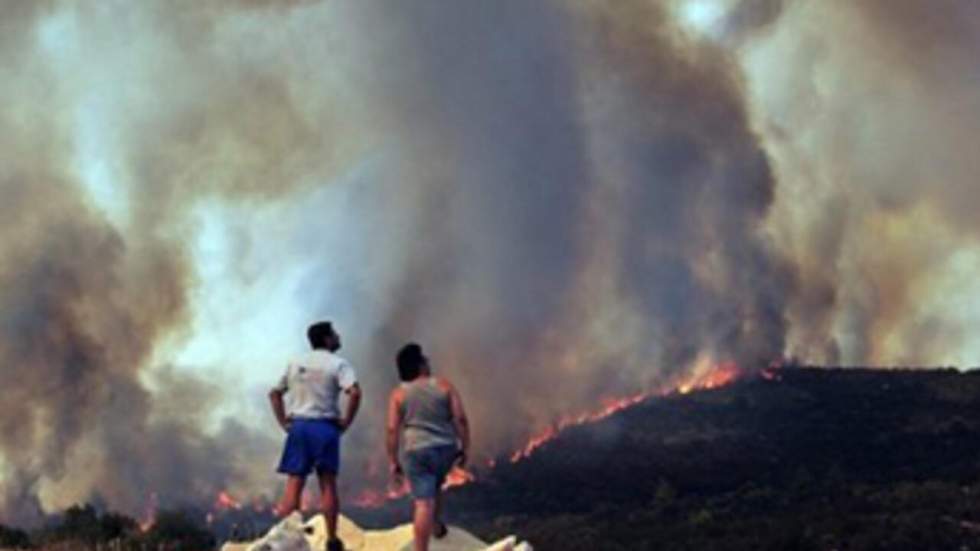 Des milliers de Grecs fuient les flammes qui menacent Athènes