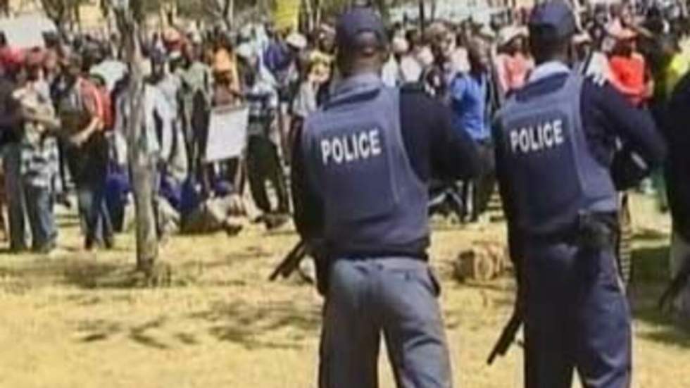 Dispersion brutale d'une manifestation de soldats par la police