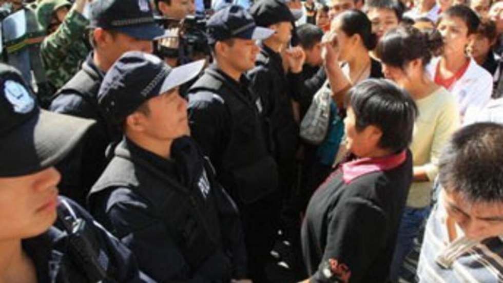 Des manifestants hans affrontent la police au Xinjiang