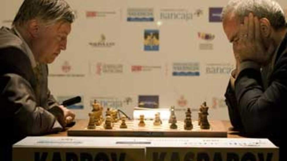 Kasparov remporte la première manche contre son rival historique Karpov