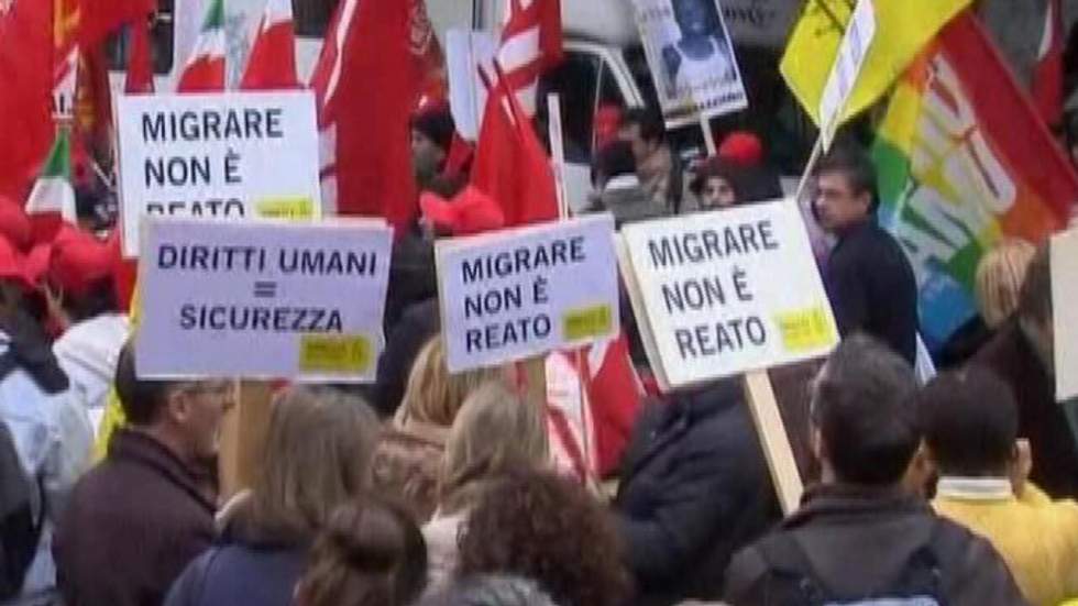 Des milliers de manifestants s'insurgent contre la politique migratoire de Berlusconi