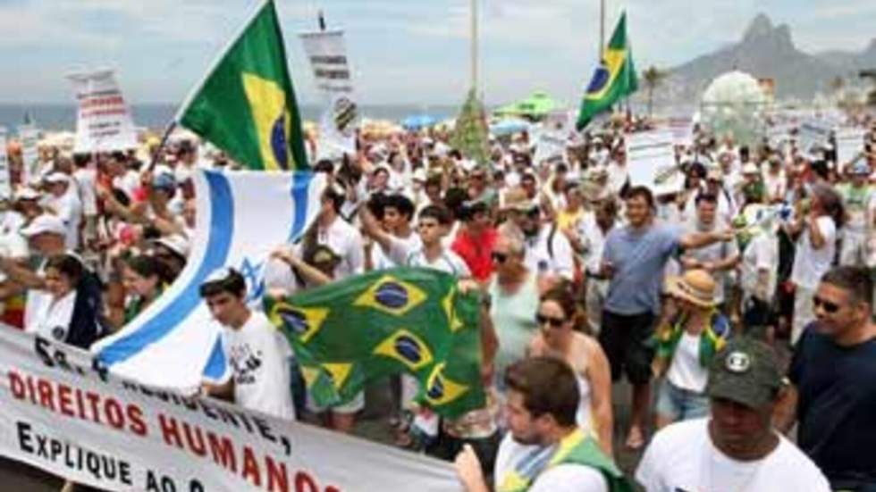 Un millier de personnes manifestent à Rio contre la venue d'Ahmadinejad