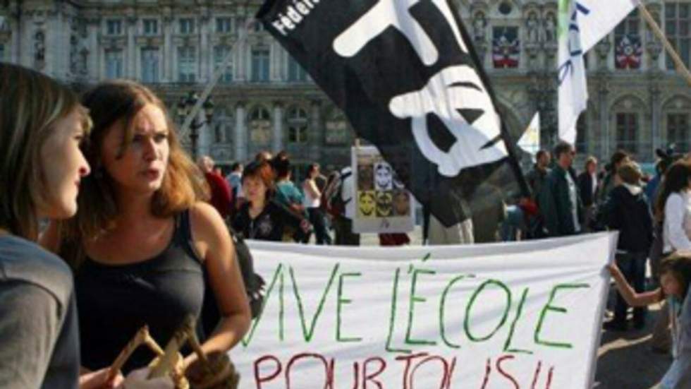 En grève, les enseignants et les postiers battent le pavé En grève, les enseignants et les postiers battent le pavé