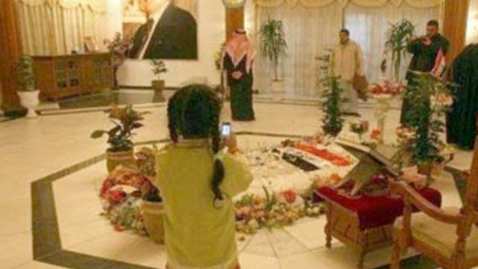 Des centaines de nostalgiques du régime de Saddam Hussein se recueillent sur sa tombe Des centaines de nostalgiques du régime de Saddam Hussein se recueillent sur sa tombe