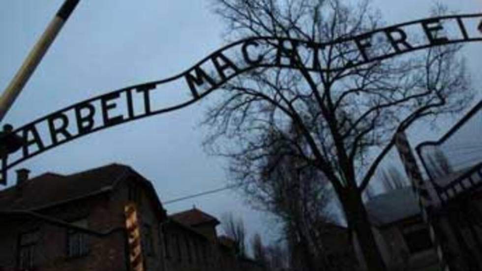 L'inscription "Arbeit macht Frei" du camp d'Auschwitz a été volée