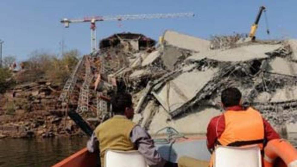 Au moins 40 morts après l'effondrement d'un pont en construction