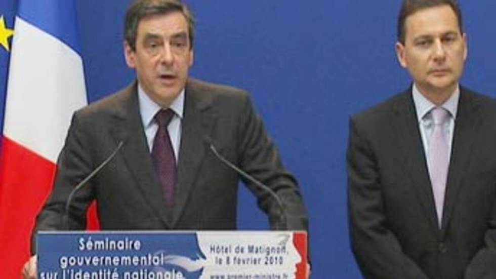Fillon annonce des premières mesures pour approfondir le débat sur l'identité nationale Fillon annonce des premières mesures pour approfondir le débat sur l'identité nationale