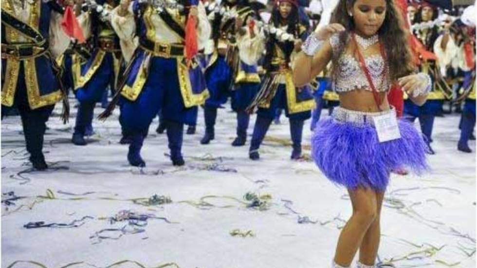 La participation d'une fillette de 7 ans au carnaval de Rio suscite l'émoi au Brésil La participation d'une fillette de 7 ans au carnaval de Rio suscite l'émoi au Brésil