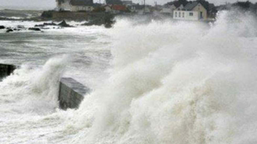 La tempête, moins forte que prévue, atteint le Portugal