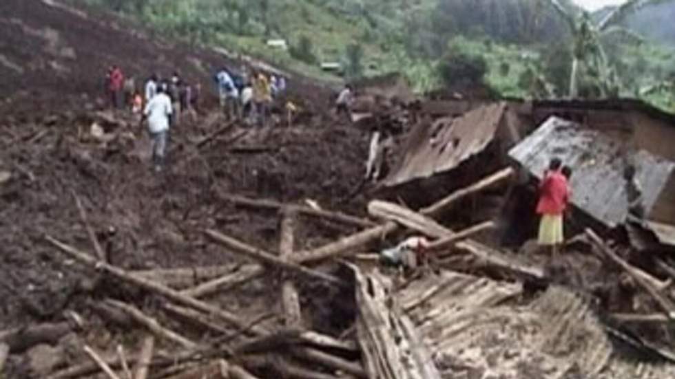 Au moins 80 morts et 400 disparus dans un glissement de terrain