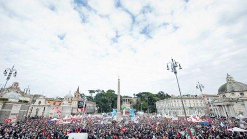 Des dizaines de milliers de manifestants anti-Berlusconi défilent à Rome