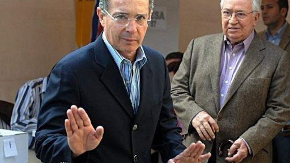 Des résultats partiels donnent la coalition d'Uribe en tête des législatives Des résultats partiels donnent la coalition d'Uribe en tête des législatives