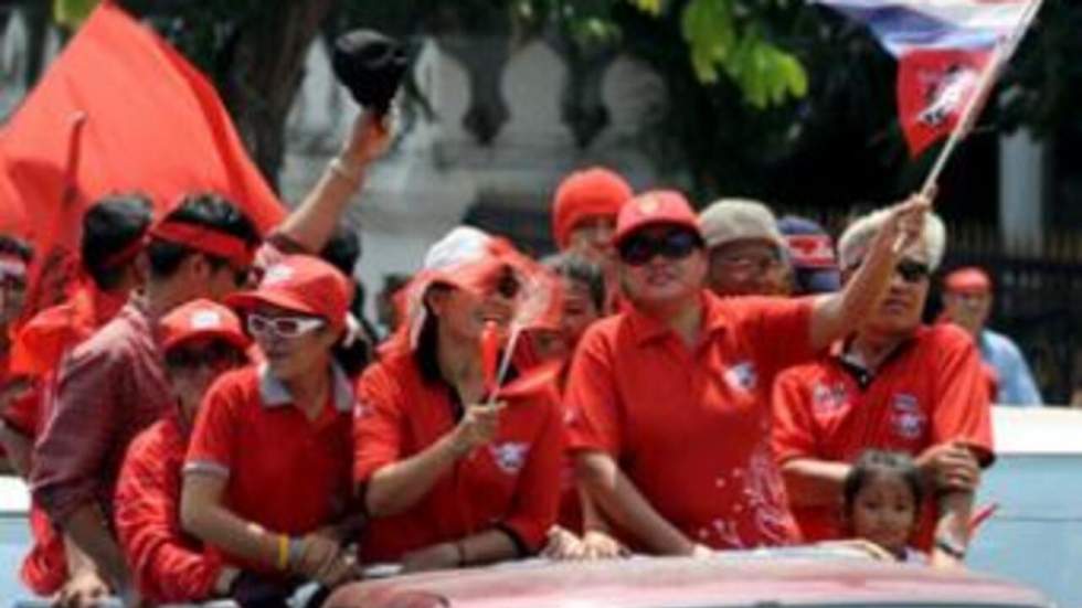 Les "chemises rouges" déversent du sang devant le domicile du Premier ministre