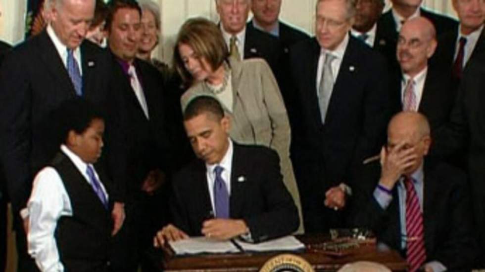 Barack Obama promulgue la loi sur la réforme du système de santé Barack Obama promulgue la loi sur la réforme du système de santé