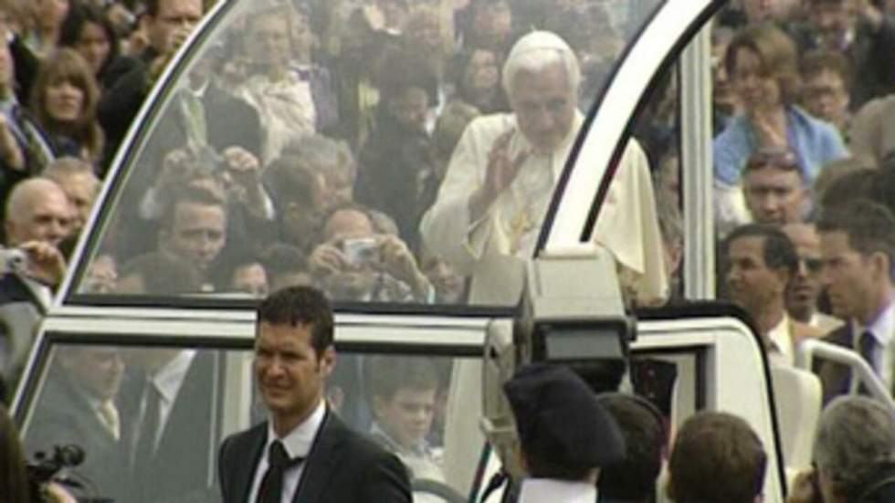 Le Vatican défend Benoît XVI, accusé d'avoir protégé un prêtre pédophile Le Vatican défend Benoît XVI, accusé d'avoir protégé un prêtre pédophile