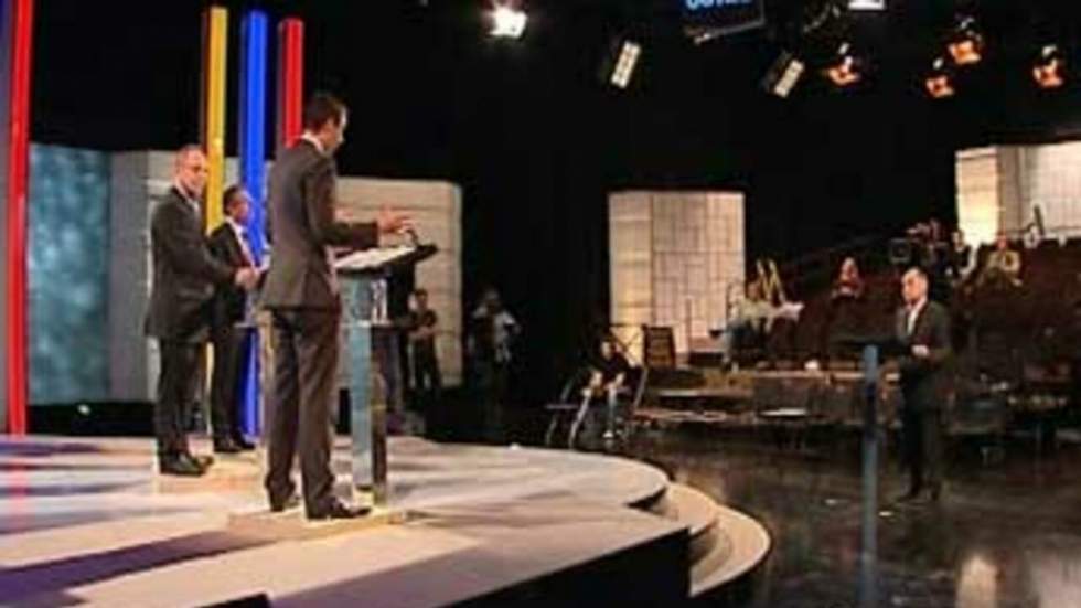 Brown, Cameron et Clegg croisent le fer lors d'un débat télévisé historique Brown, Cameron et Clegg croisent le fer lors d'un débat télévisé historique