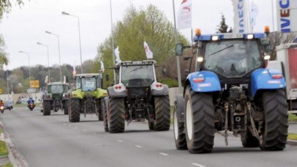 Les agriculteurs en colère déferlent sur Paris en tracteur