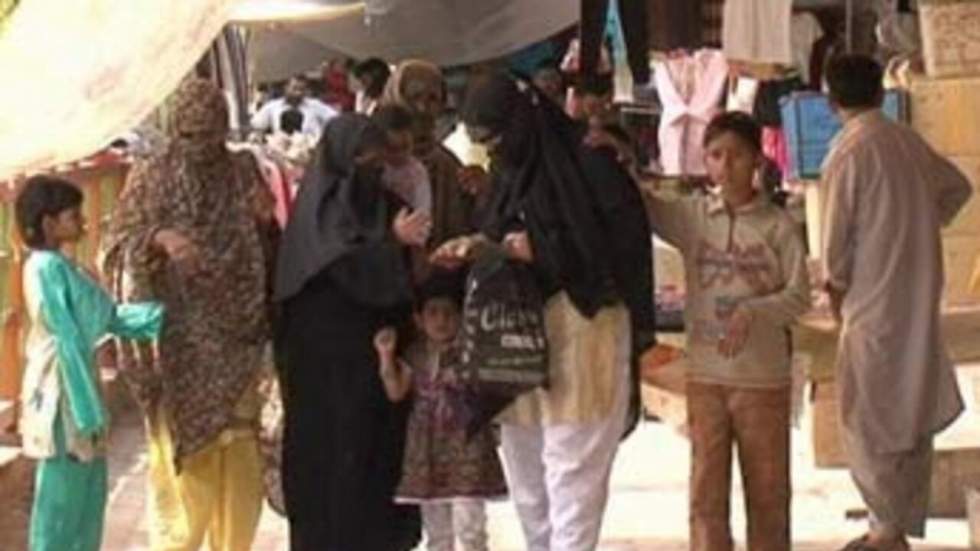 Le projet d'interdire la burqa en France fait polémique au Pakistan Le projet d'interdire la burqa en France fait polémique au Pakistan