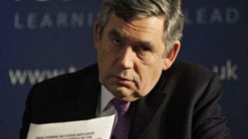 Piégé par son micro resté ouvert, Gordon Brown traite une électrice de sectaire Piégé par son micro resté ouvert, Gordon Brown traite une électrice de sectaire