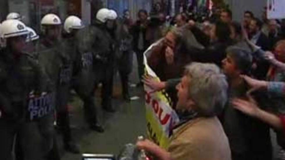 Affrontements entre la police et des manifestants à Athènes Affrontements entre la police et des manifestants à Athènes