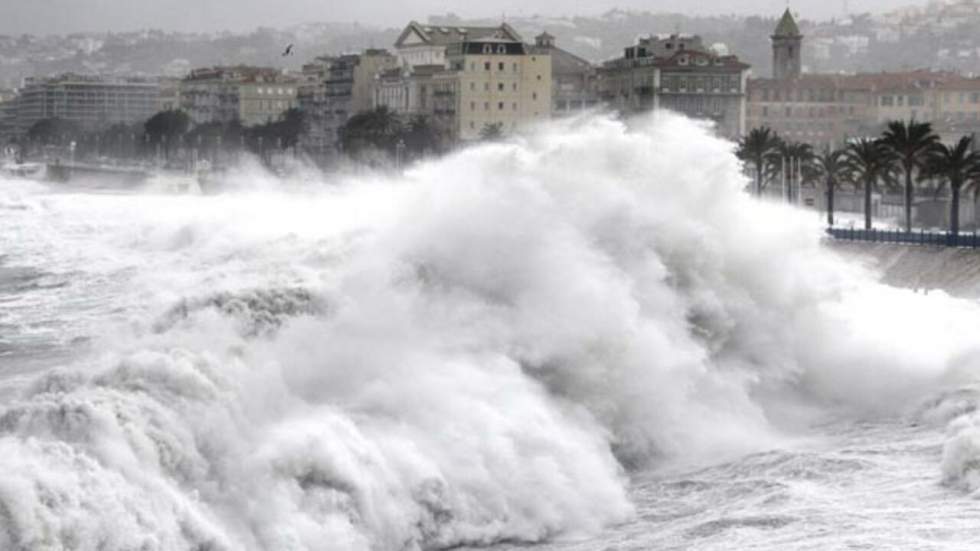 Le Sud-Ouest surpris par la neige, la Côte d'Azur balayée par une violente houle Le Sud-Ouest surpris par la neige, la Côte d'Azur balayée par une violente houle