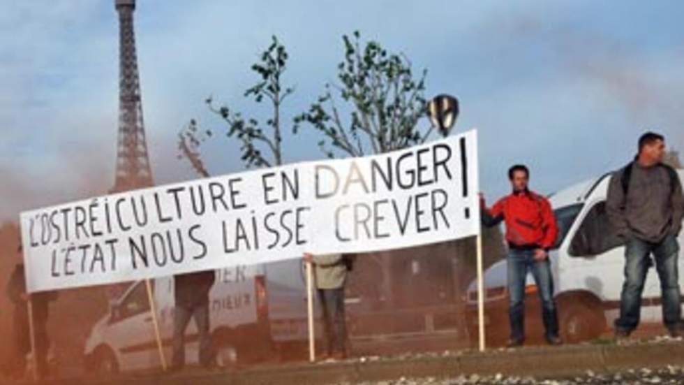 Des ostréiculteurs en colère bloquent le pont de l'Alma à Paris