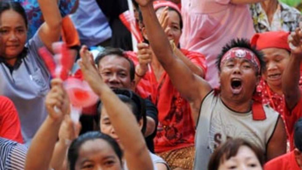 À Bangkok, les "chemises rouges" refusent toujours de desserrer l'étreinte